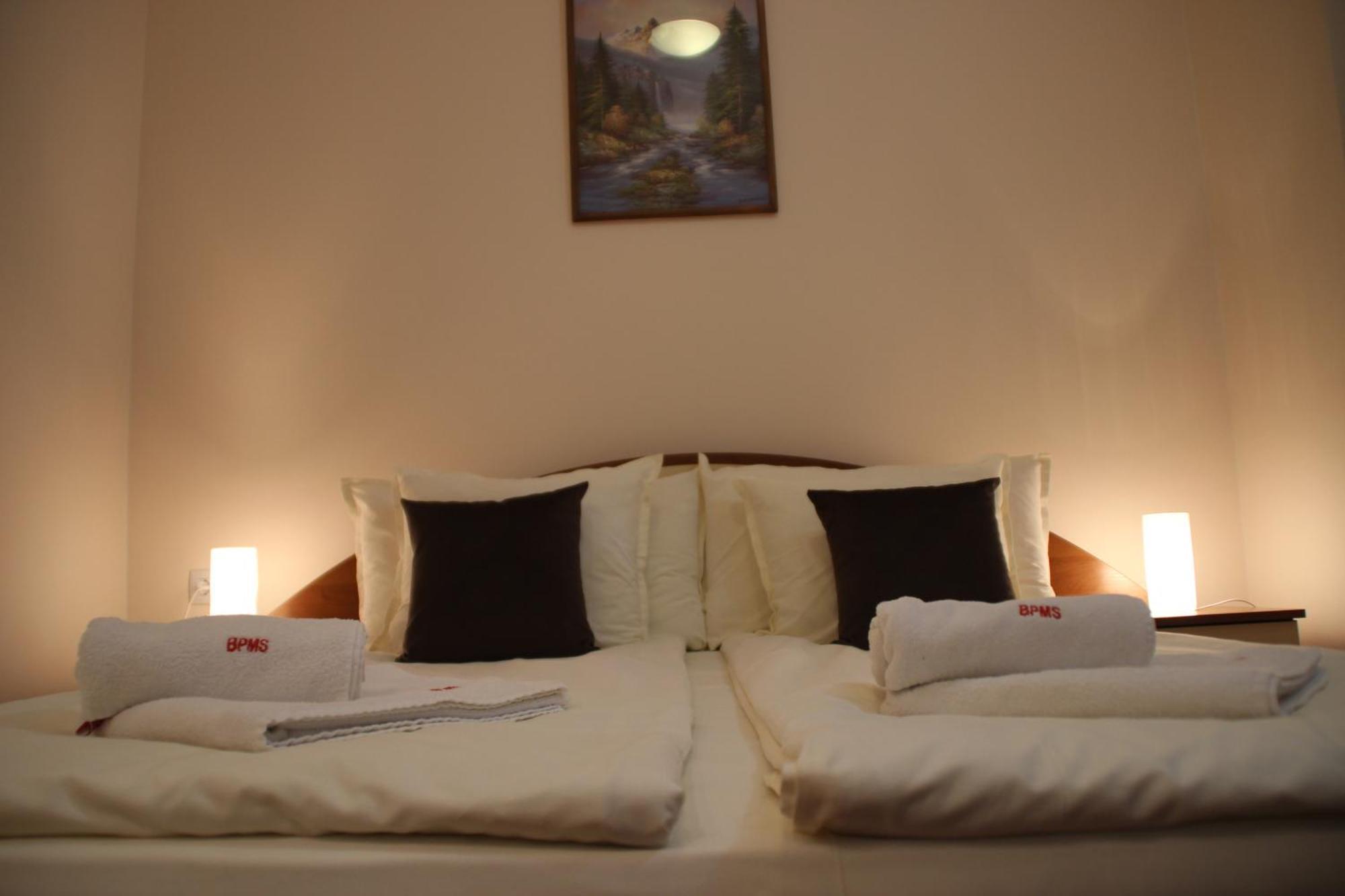 Charming One Bed Apartment 423 In Main Flora Building โบโรเวทส์ ภายนอก รูปภาพ